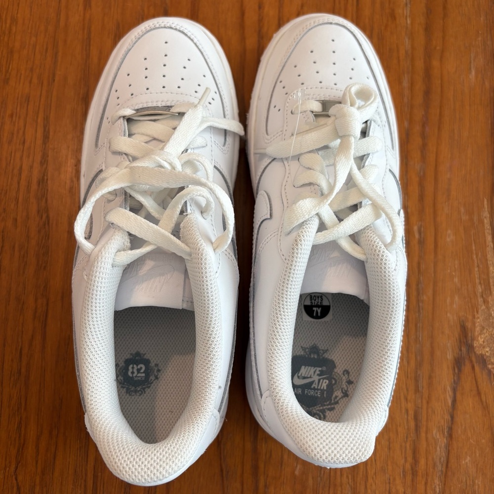 NWOB! Kids Nike Air Force 1 Low White Sneakers. Size 7 - Picture 4 of 6